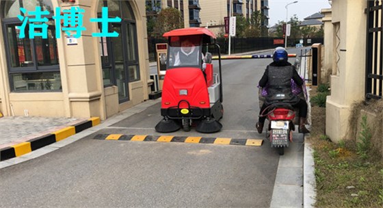 潔博士駕駛掃地機