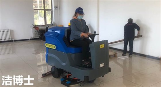 洗地機使用中 洗地機使用中